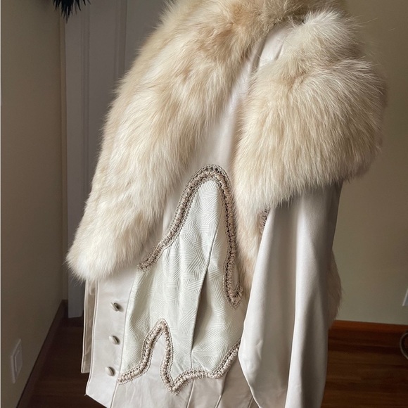 This is an absolutely stunning Norma Canada vintage women's Fur natural jacket - Picture 4 of 9